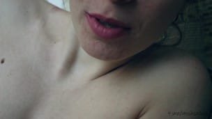 Пока муж в дальнем плаванье жена потаскуха трахается с курьером яндекс